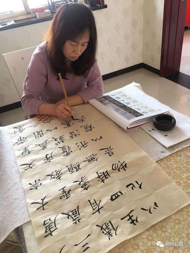 "家风传承墨香飘",与书法相伴三四年的赵彩虹不仅将书法带进了家庭