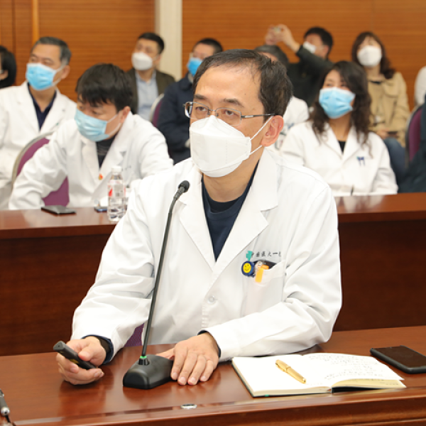 副院长辛世杰在会上介绍我院近期新冠肺炎防控相关工作安排及发热门诊