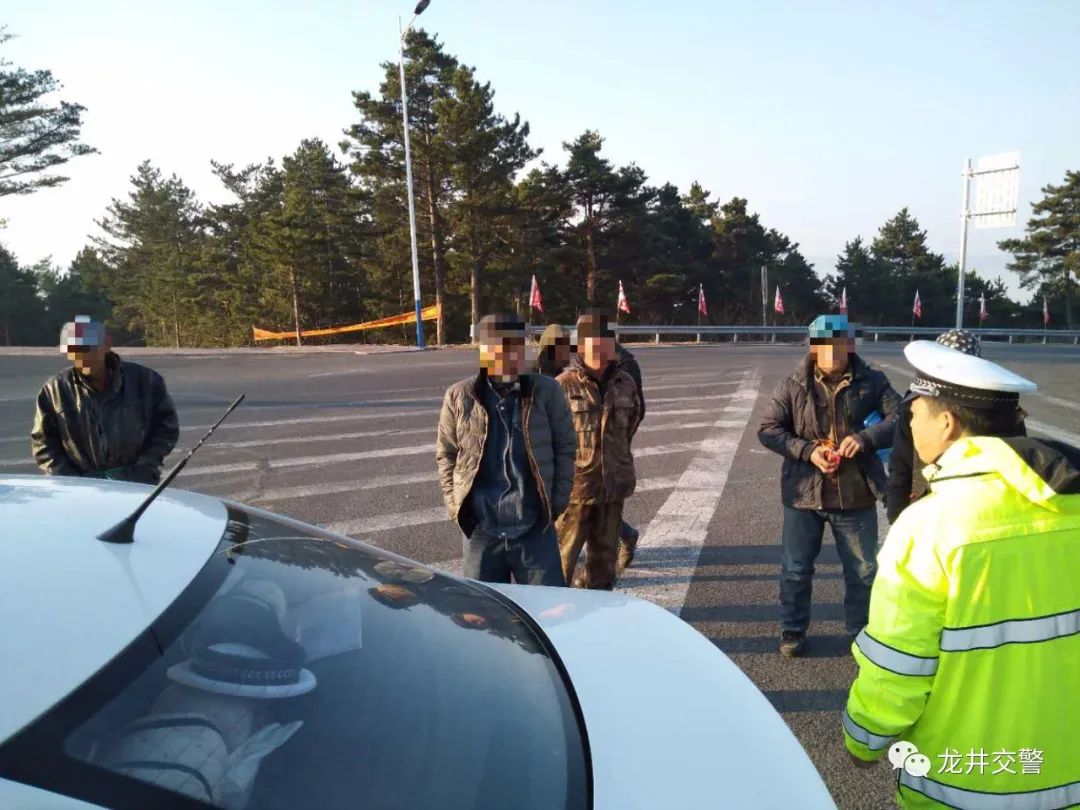 曝光台 交警大队 周末 统一行动首日凌晨查处一起货车承载13人违法行为