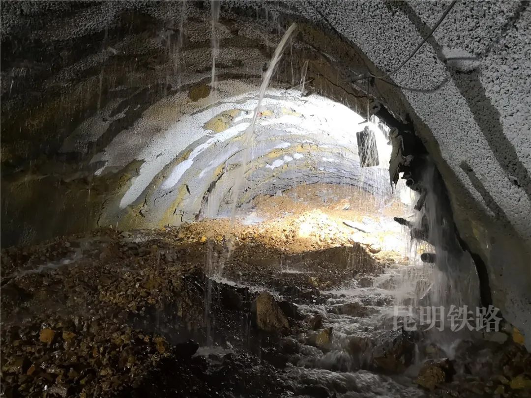 该隧道从两大断裂带间通过,共穿越7条断层破碎带.