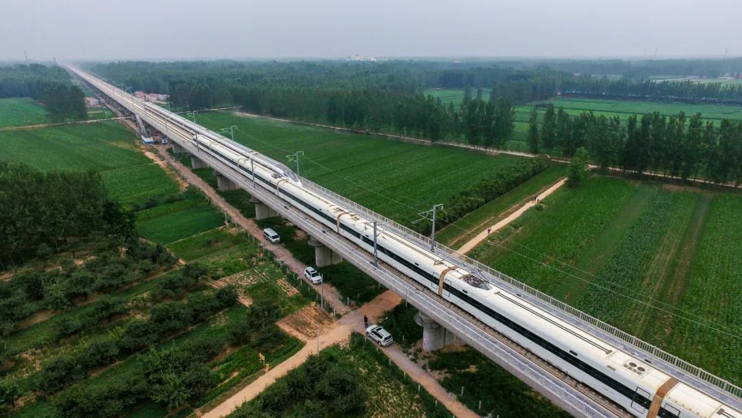 在中铁二十局承建的郑徐高铁民权特大桥上,顺利完成了中国高铁840公里