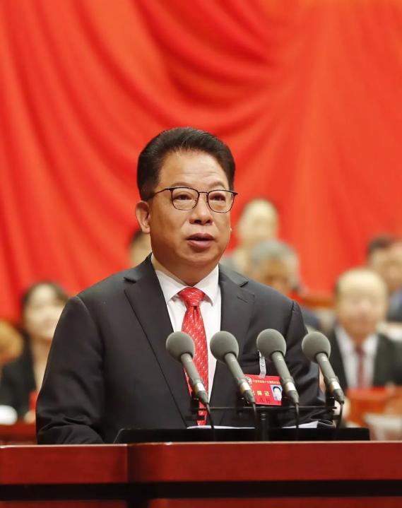 上午9时,大会主持人林静国宣布大会开幕,全体起立,奏国歌.