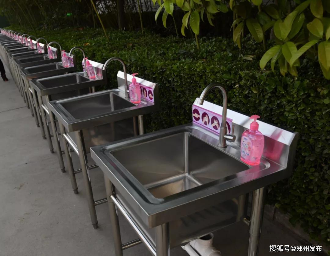 水龙头供学生用餐前洗手 丁友明 摄影拉网式排查校园安全隐患各学校在