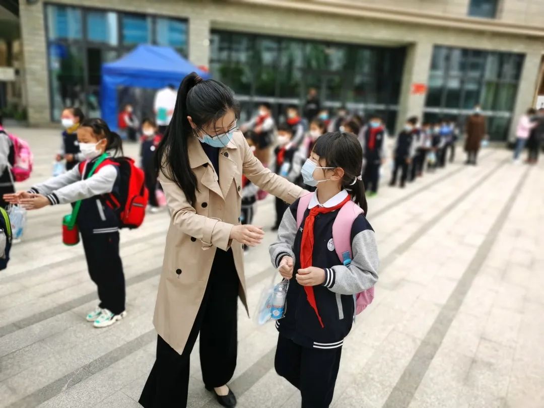 今天北仑区小学一二三年级20002名同学正式开学