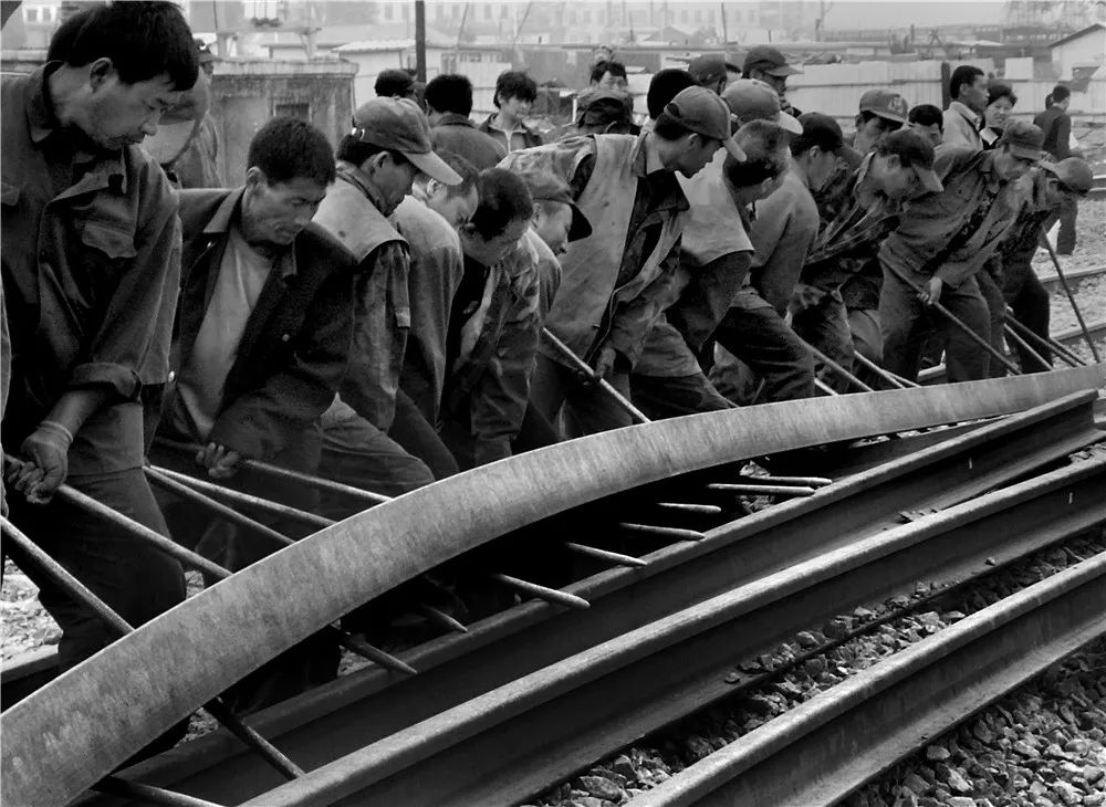 几吨重的轨道,在作业条件十分艰难的情况下,硬是靠人拉肩扛来完成.