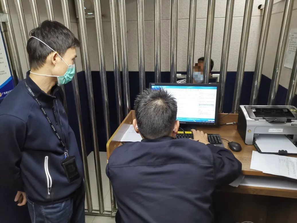 民警审讯违法行为人