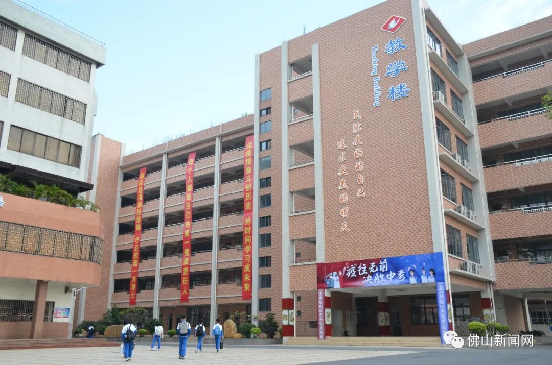 学生分批有序进入校园学生进校门需先洗手在张槎中学,学生们带着早就