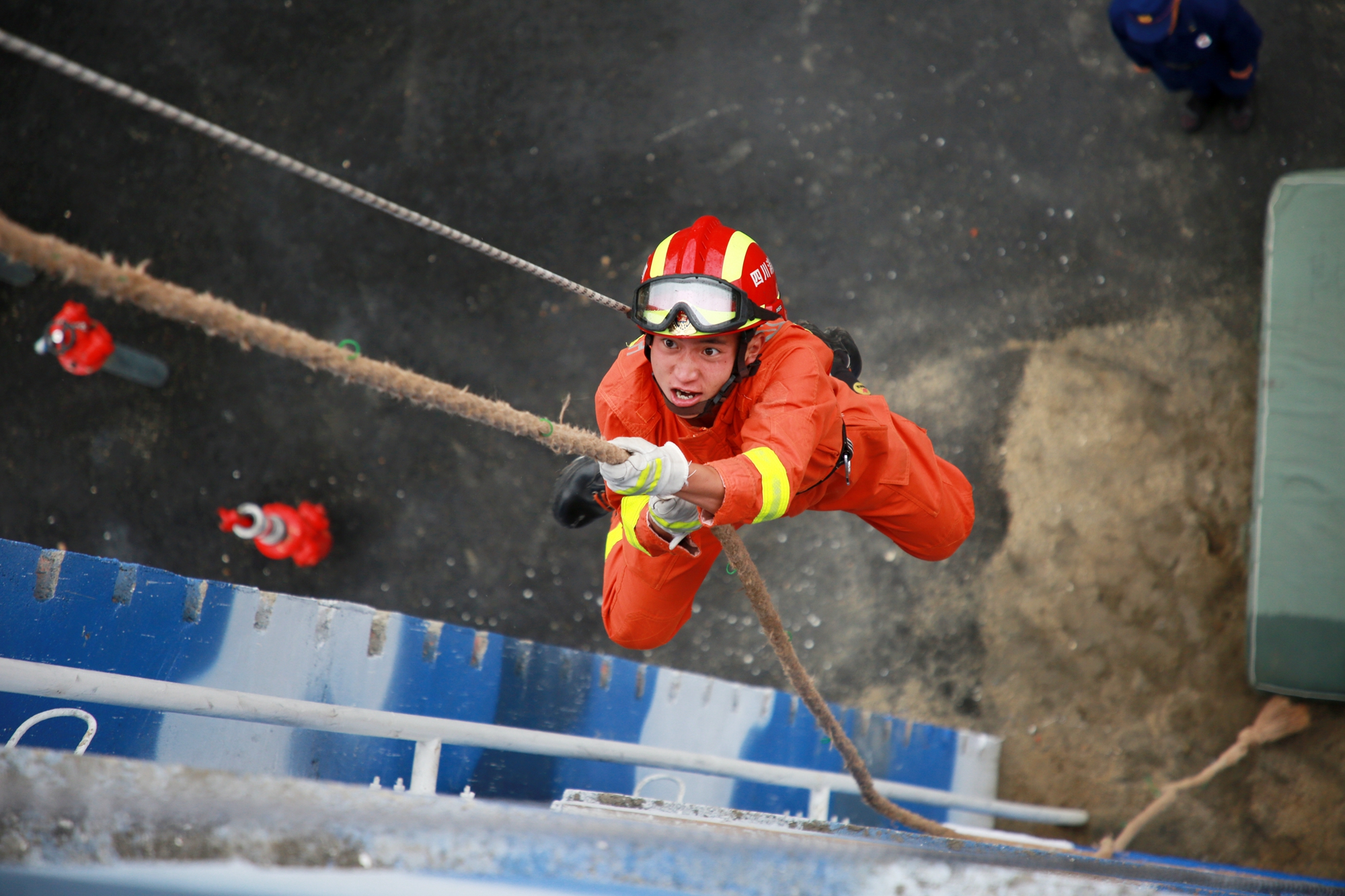 他们先后开展了400米救人疏散物资操,消防障碍接力操,4楼绳索攀爬速降