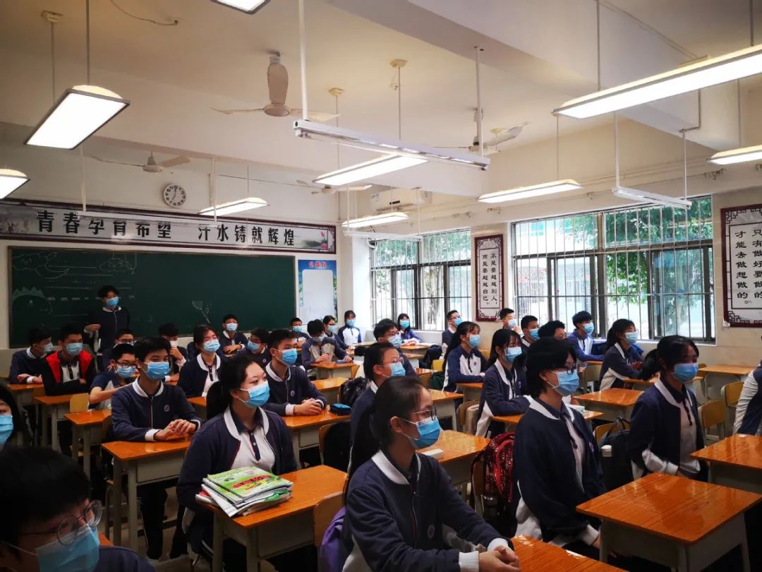 金海岸中学初三学生在上防疫课