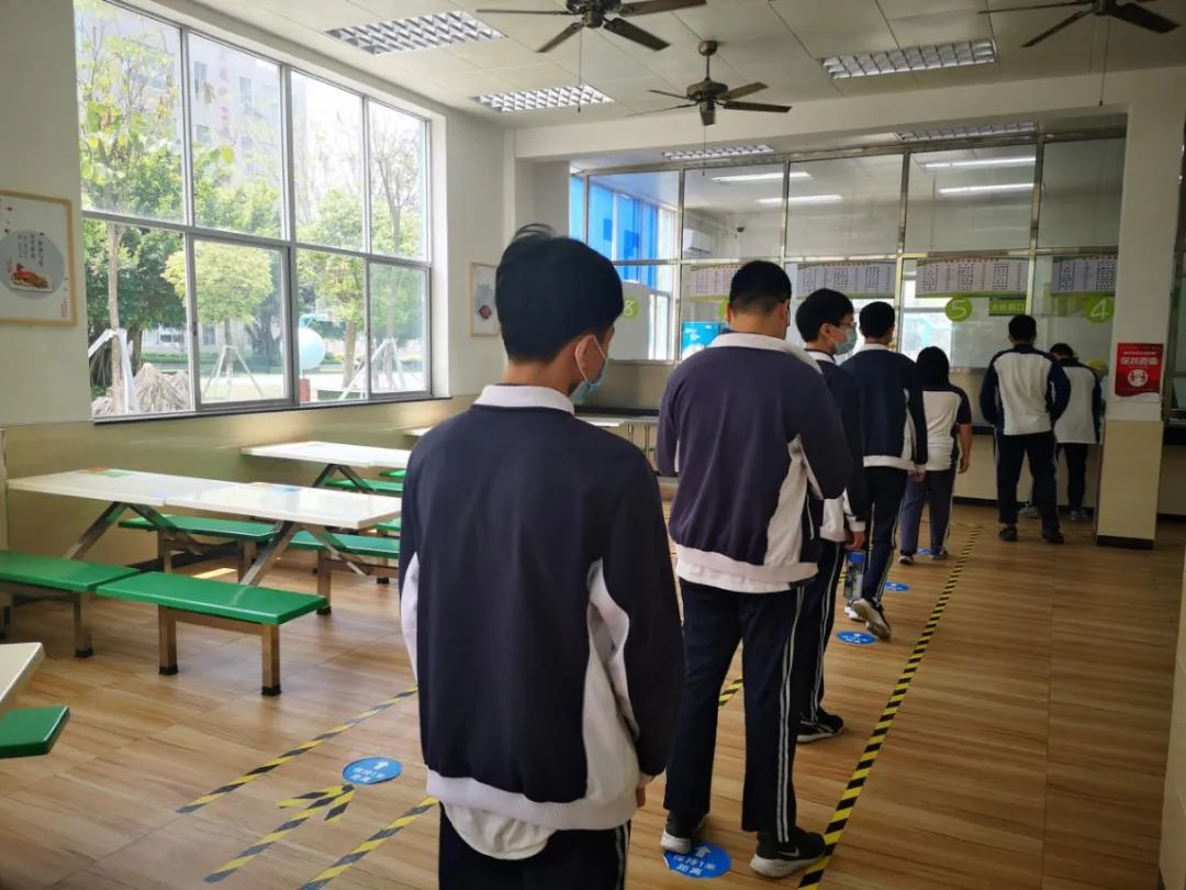 金海岸中学初三学生在饭堂排队领取午餐