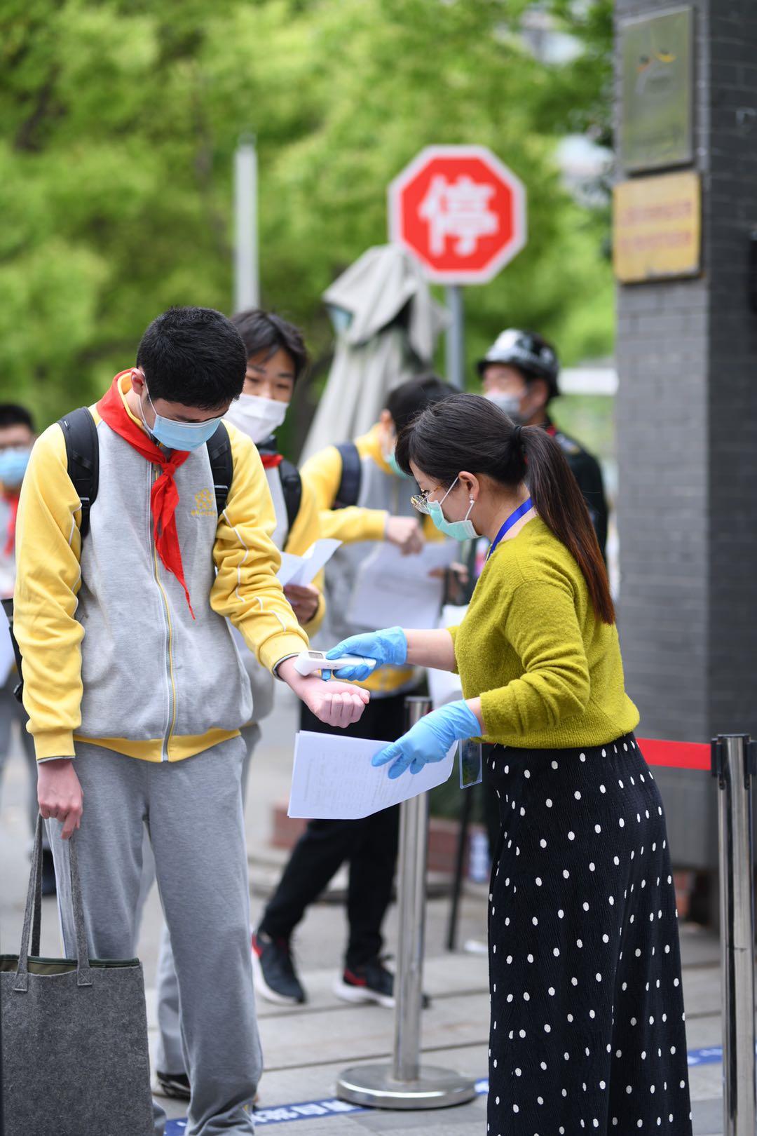 建平西校党员教师志愿者认真做好学生晨检工作香山中学高三初三学生