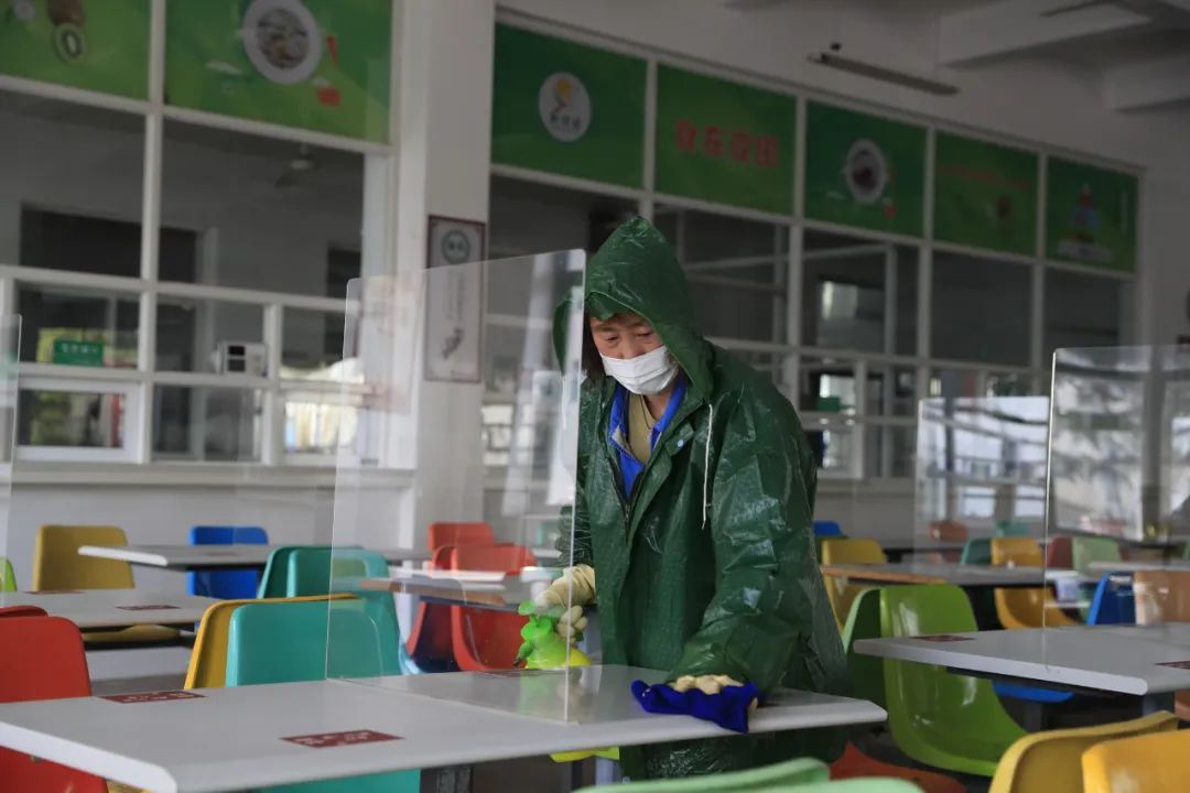 嘉定一中通过全新热感视觉行为实时监控系统,快速测温避免拥堵.