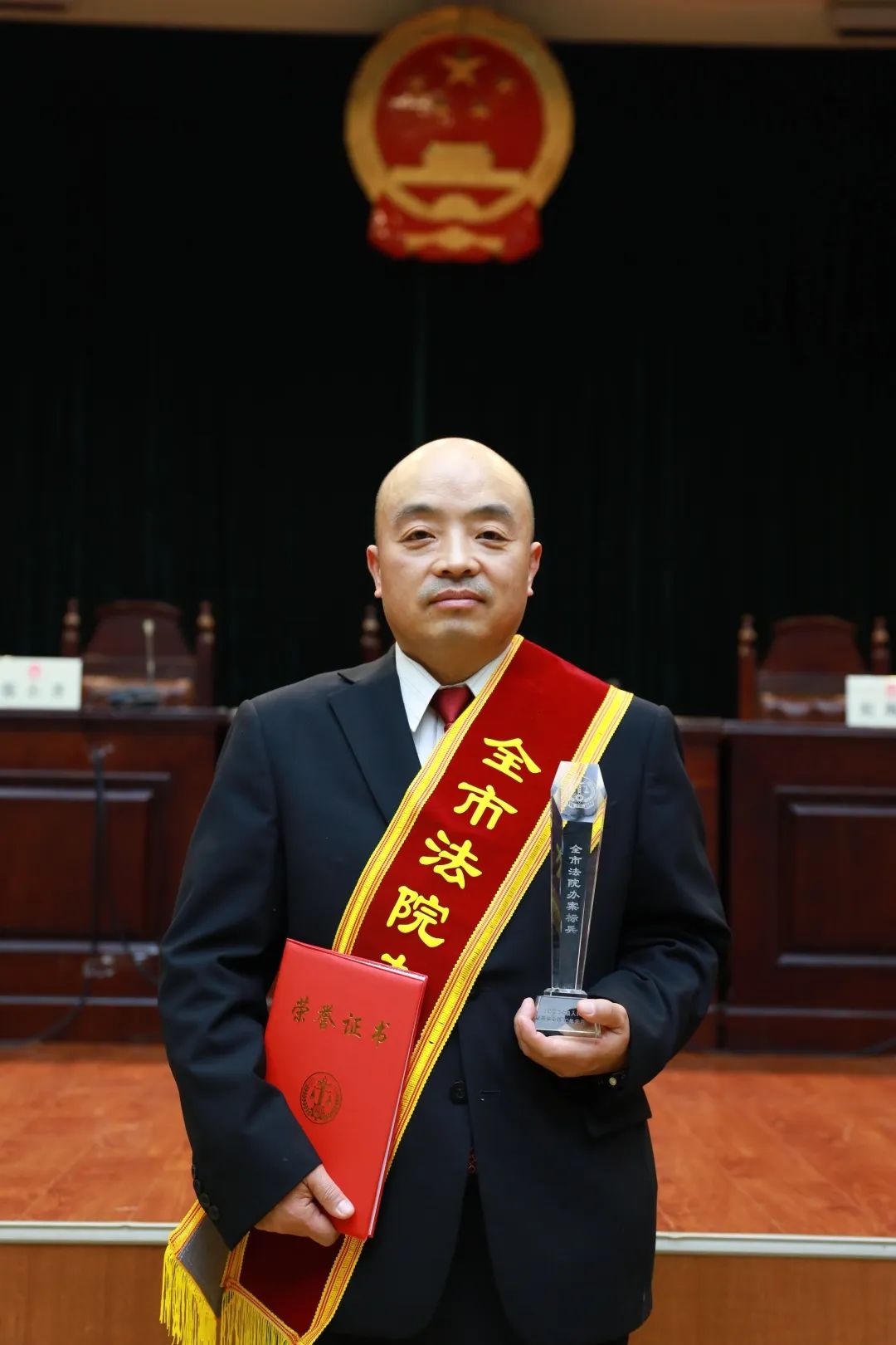 西安中院四级高级法官 李凯认真工作,为法制建设添砖加瓦终不悔.