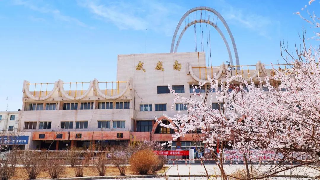 (摄影:王喜栋)迎水桥机务段存车线上等待出发的机车.