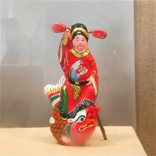 左图《穆桂英》;右图《姜太公钓鱼》△ 《福禄寿》林暖钦,茶山公仔