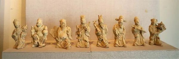专营纸扎纸铺及泥塑雕像等,因擅纸扎和塑神像,人称"菩萨稳"