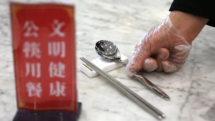 江苏省泰州市出台了全国首个《公勺公筷使用规范》地方标准,河北印发