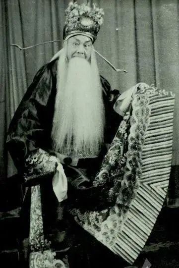 图右《空城计》言菊朋饰诸葛亮图左《洗浮山》余叔岩饰贺天保余叔岩