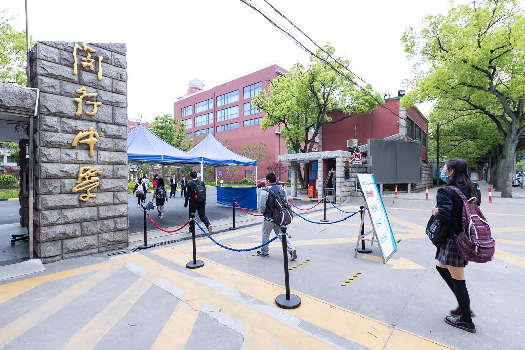 公卫医师王磊,每天清晨6:30前会到闵行中学上岗.