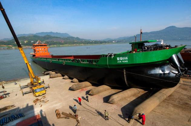 重达6000吨全省建造的最大货运船在泸州下水