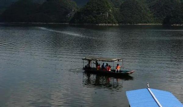 百花湖镇三屯村游客泛舟湖上/张婷摄