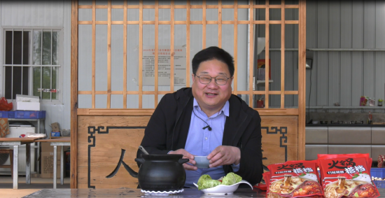 这位县领导火了化身主播带货助脱贫