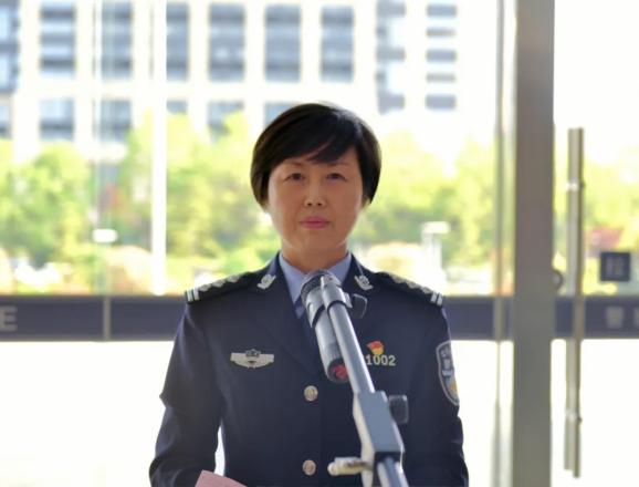 分局党委副书记,政委周红梅主持颁奖仪式并宣读表彰决定.