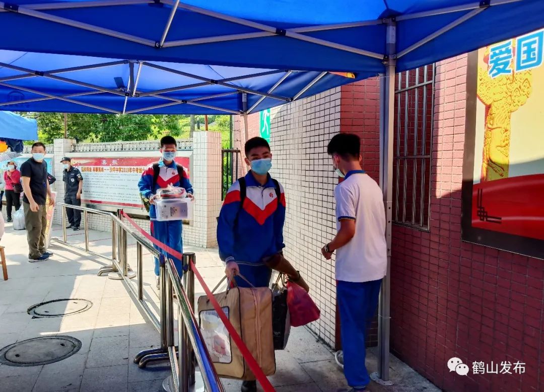 沙坪中学同时打开了正门和侧门,男女生分开进入校园.