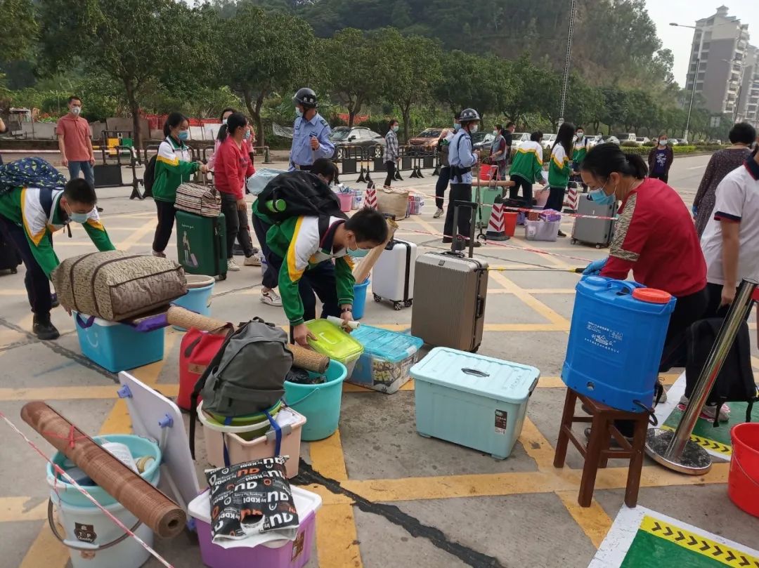 才能進入校園也要經過消毒學生的隨身行李行 李 消 毒圖為五邑中英文