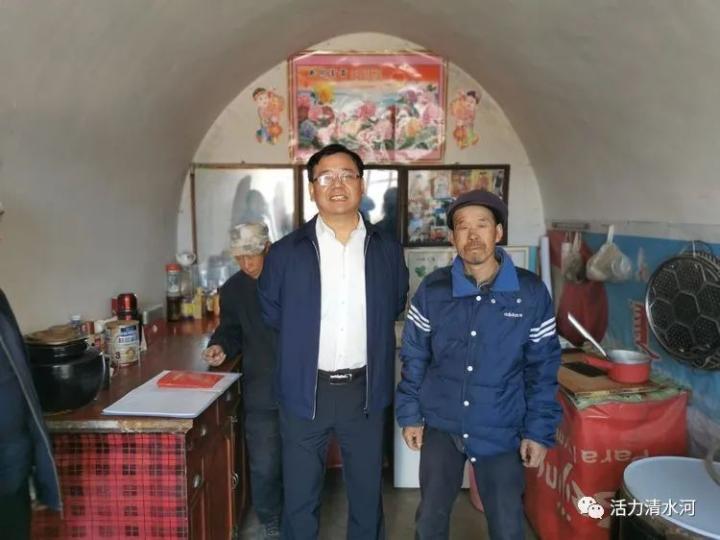 石永平要求,村委干部要经常深入贫困户家中,努力帮助