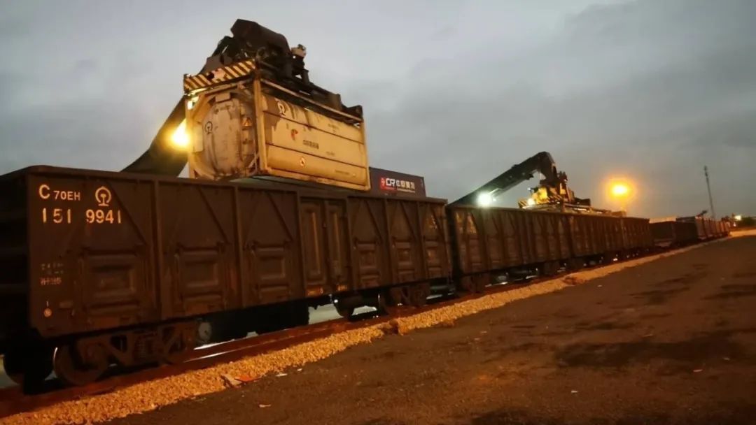 18万吨食用油坐火车安排