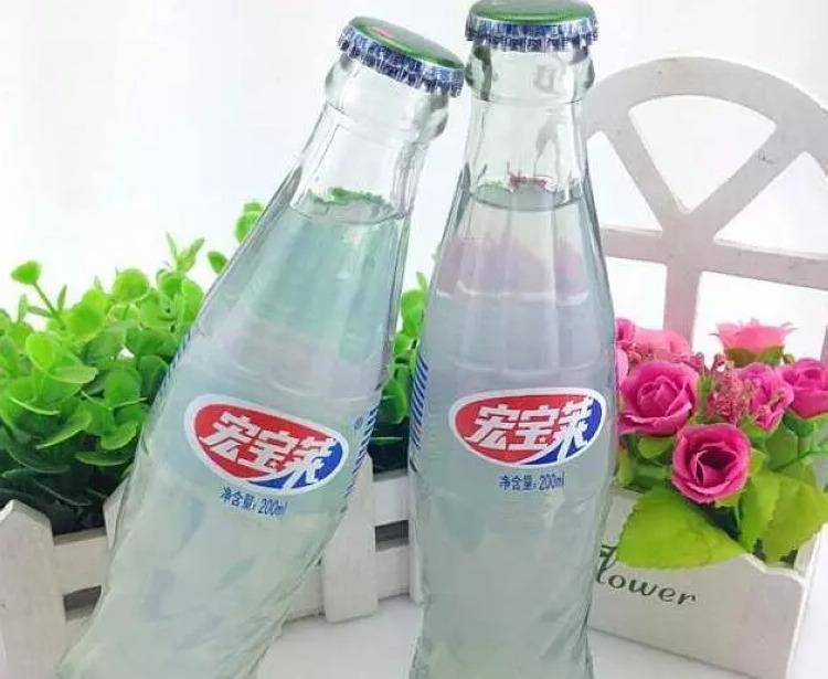 就是这小小的一瓶总是喝不够 剩下的可回收玻璃瓶子 还可以送回到小卖