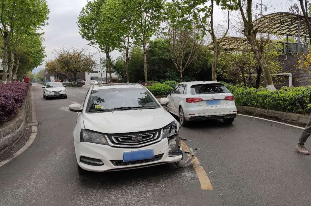转弯占道酿事故警随其后很后悔