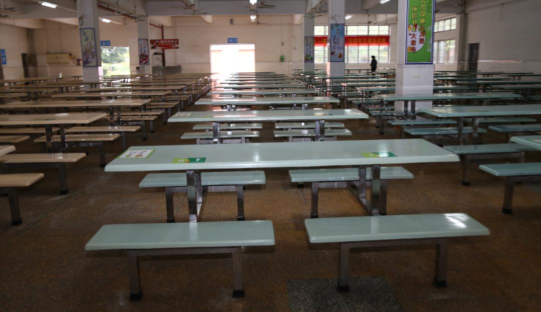 校园,实地体验复学复课后学生进校测温流程,并走进教室,学生宿舍,食堂