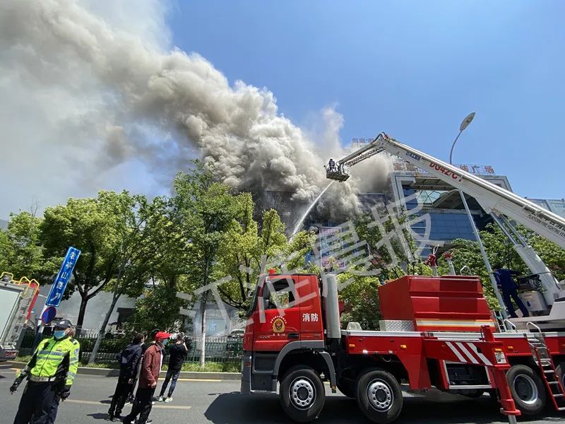 合肥一商场突发火情近20辆消防车紧急救援司机请绕行视频