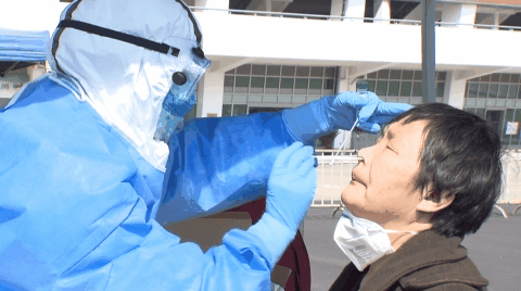 进行鼻咽口咽拭子的采样,并抽取静脉血,进行血清抗体的采样,整个过程