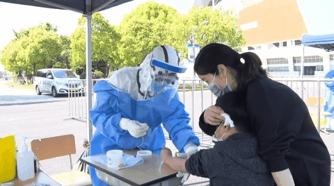 进行鼻咽口咽拭子的采样,并抽取静脉血,进行血清抗体的采样,整个过程