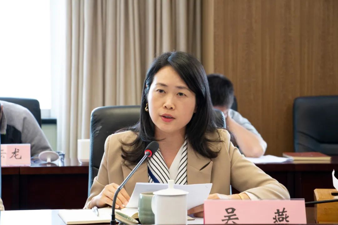二支部党员代表吴燕发言一是提高政治站位,守牢底线.