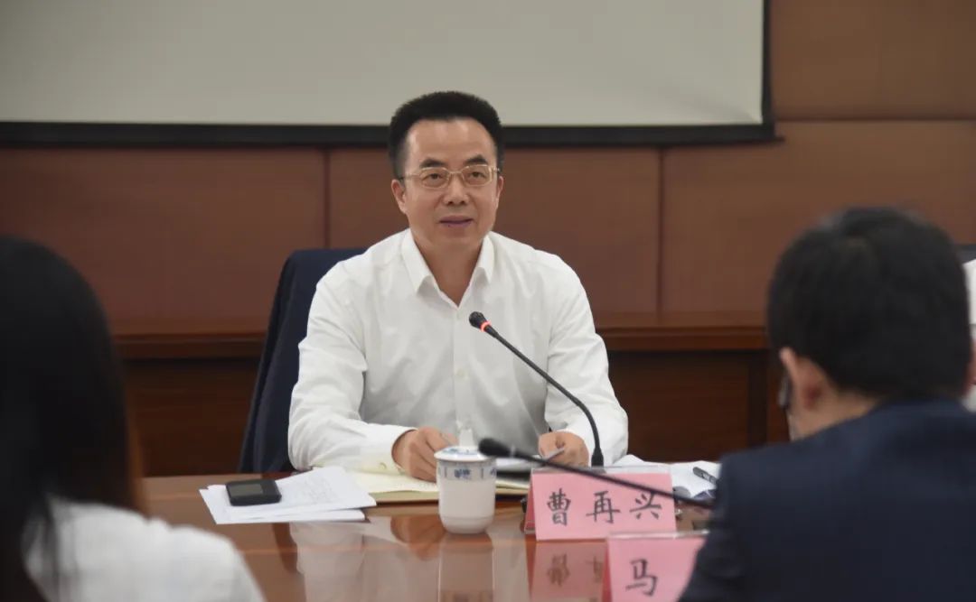 区领导张春雄,张胜良,相关区直部门负责人以及15名"90"后科级干部,11