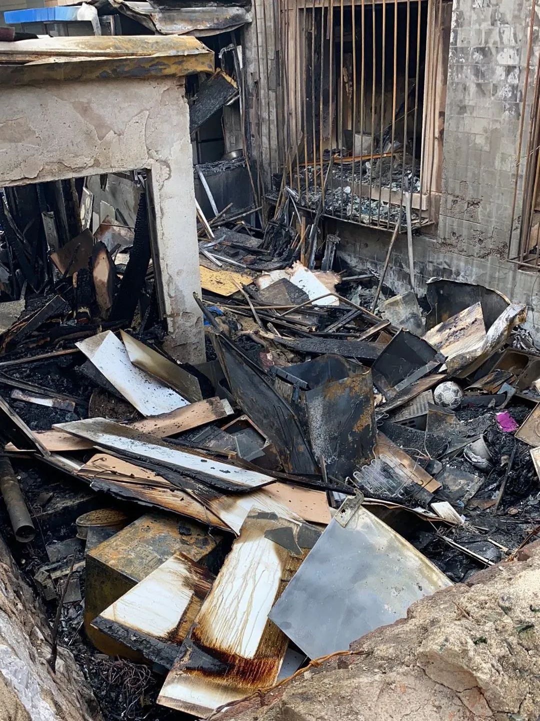 大连一居民楼起火,8家被烧!