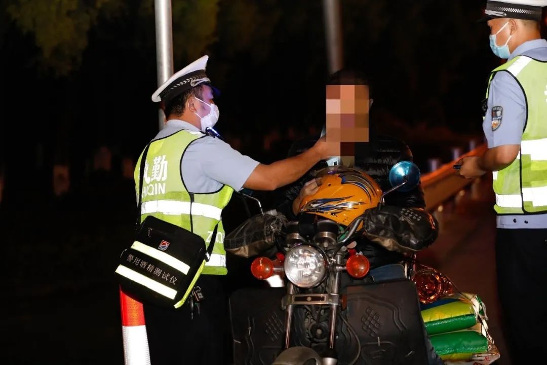 你好,请配合呼气检测东孚交警中队设卡,对经过车辆进行盘查东孚公安