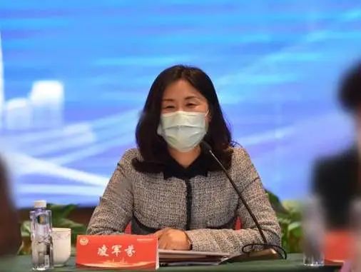 街道办事处副主任李灿介绍相关情况沪东新村街道,陆家嘴街道党(工)委