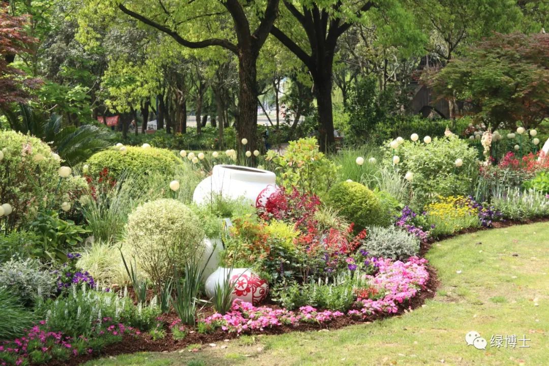 申城街头的花坛花境换新装,用繁花点亮五一