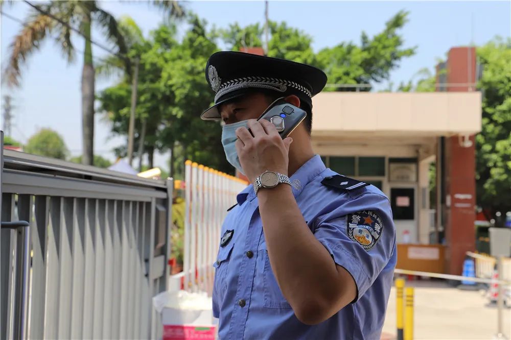 暖心警察叔叔帮助1名迷路小孩回家