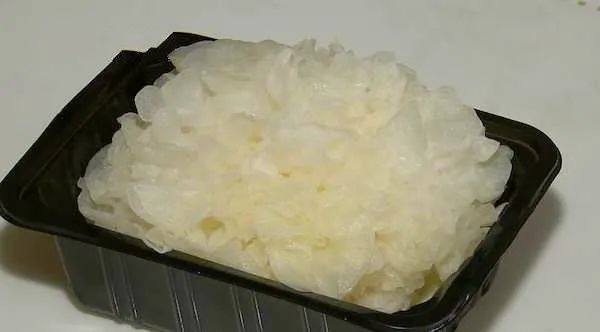 鲜银耳发霉仍在出售欧尚超市霉菌部分挖掉不影响食用蔬菜没有保质期