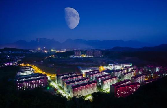 处武陵山大道旁,是湖南省属综合性大学吉首大学举办的一所独立学院