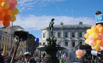 芬兰人庆祝“五一”的赫尔辛基女神铜像，今年被“隔离”了