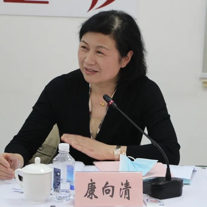 王正泉指出,政协委员洋泾和金杨新村两个协商活动站建设起步早,调研实