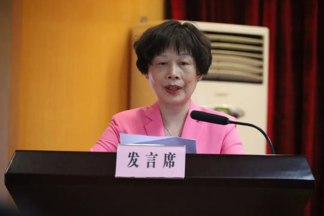 (梅县区政府副区长,区妇儿工委主任谢芳发言)