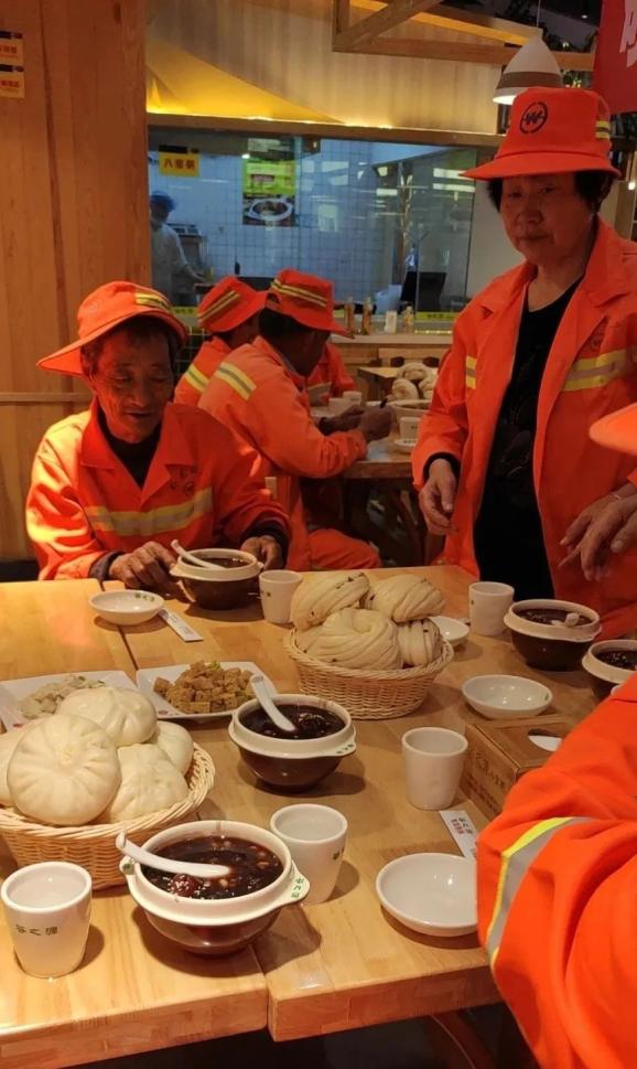 【致敬劳动者】爱心餐饮店劳动节为卧龙区环卫工人提供免费早餐